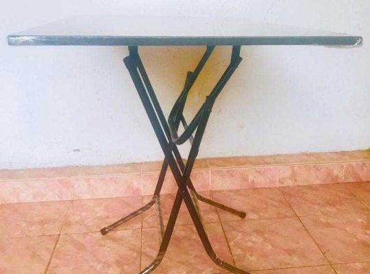 Folding table