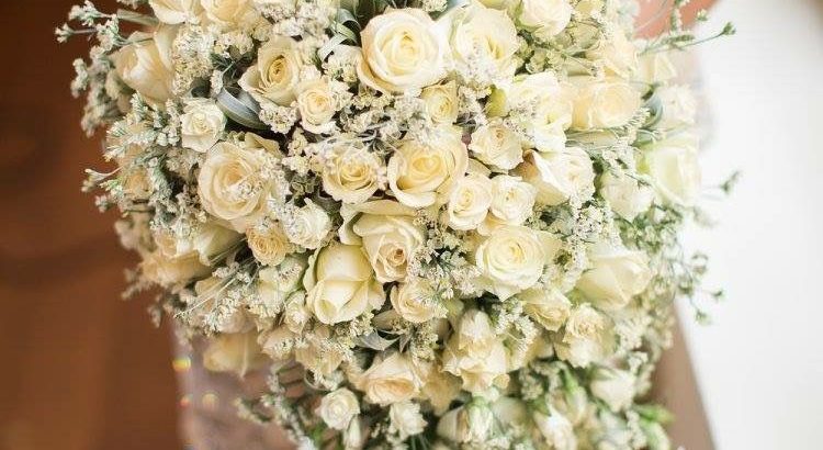 වෙඩින් කේක් සහ මනාලියන්ගේ මල් කළඹ