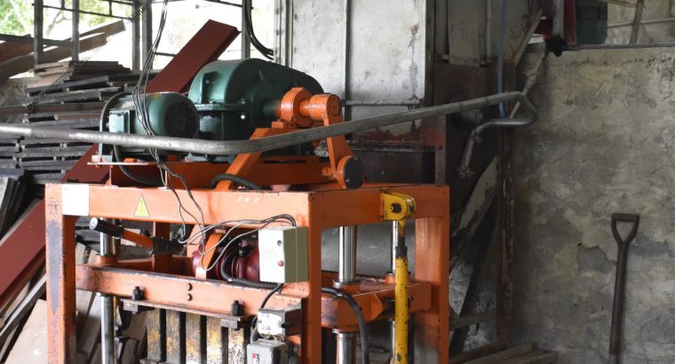 Cement block machine(7 blocks at a time)- GOING CHEAP!