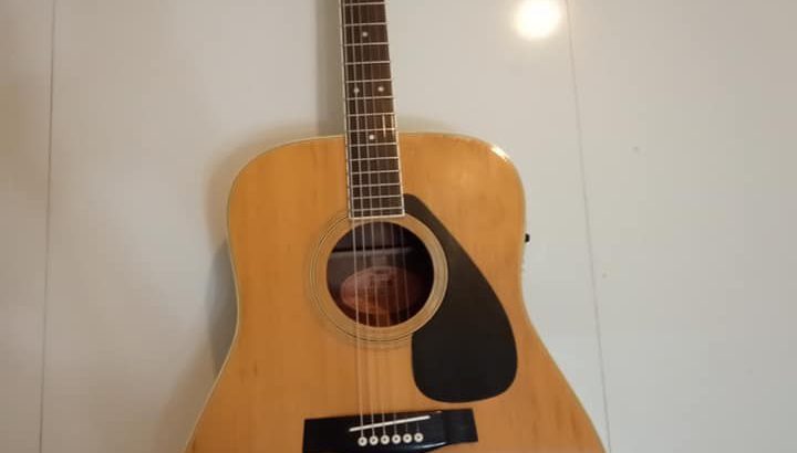 Original Yamaha Accoustic Box Guitar