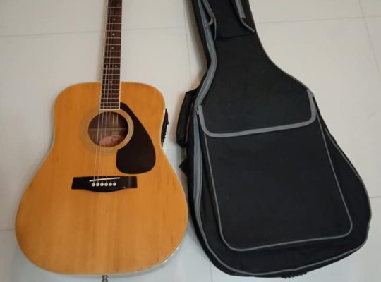 Original Yamaha Accoustic Box Guitar