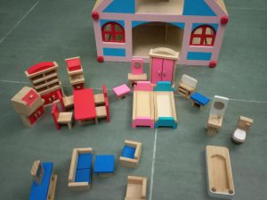 Used Doll house to sell