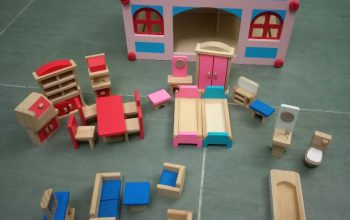 Used Doll house to sell