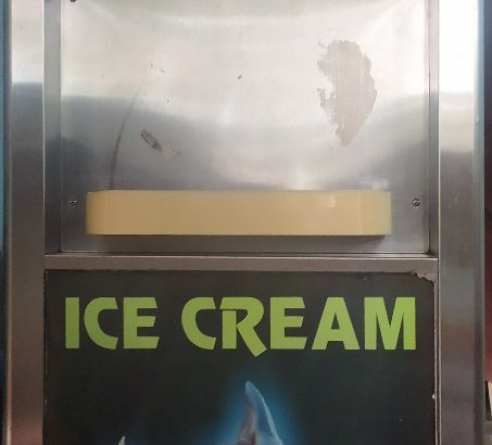 Hitachi Ice cream machine with free plaster of Paris ice corn