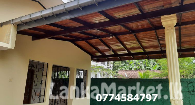 3 bed room house rent at Galle town 3 bed room,1 bath room, Verandah, two kitchens, house at Galle town calm & quiet environment, 3 vehicle parking, 1km to Galle town, office staff or foreigners only