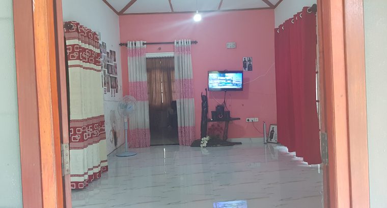 වෙල් යායකට මායිම්ව පිහිටා ඇති නිවසක් සමග ඉඩමක් විකිණීමට