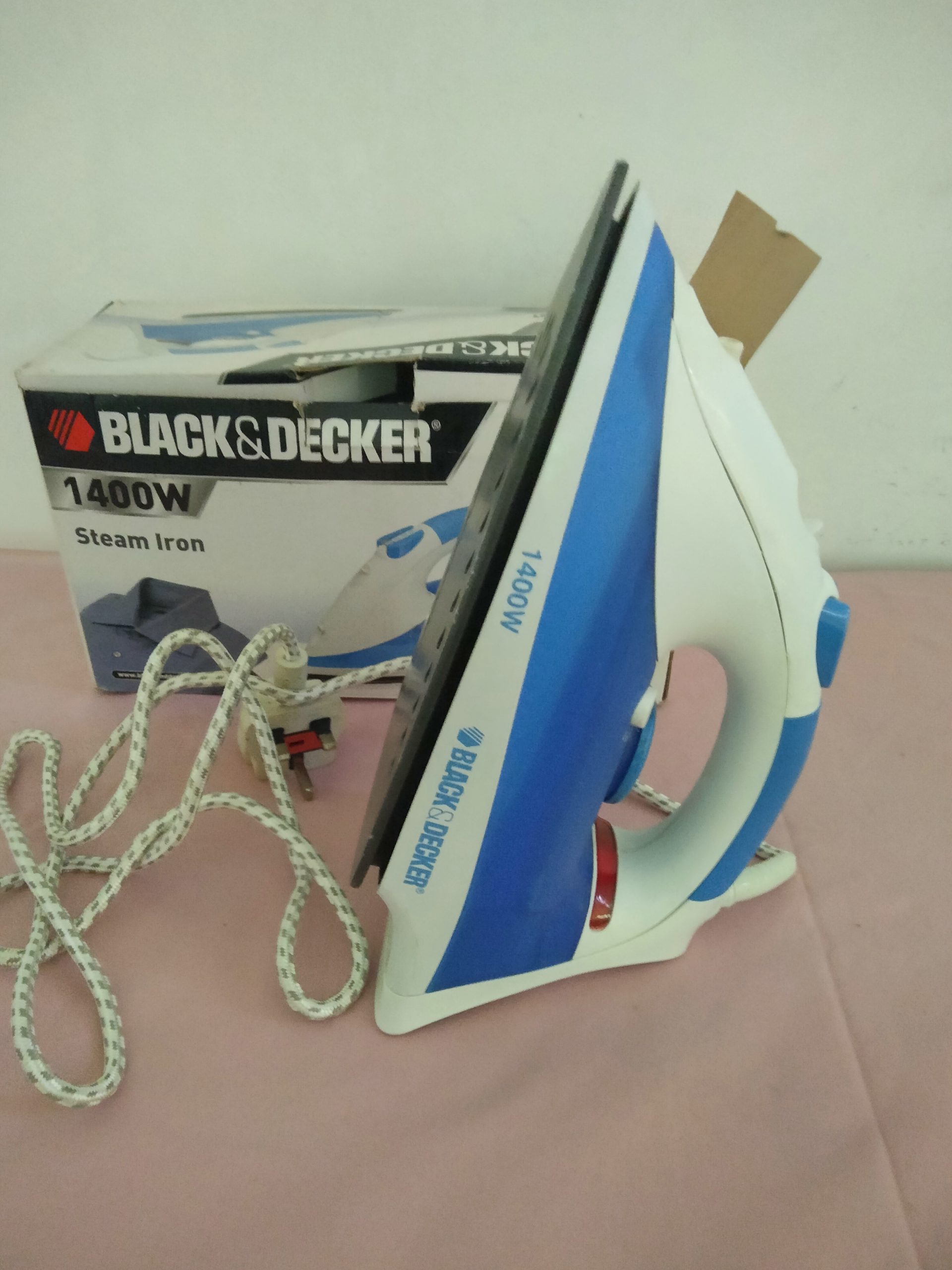 2 Brand New Steam Irons – Philips and Black & Decker