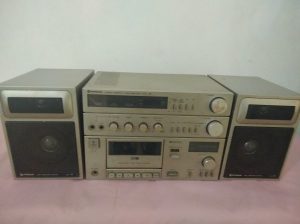 Hitachi Stereo Cassette/Tuner/Amplifier (Model J5) for Sale.